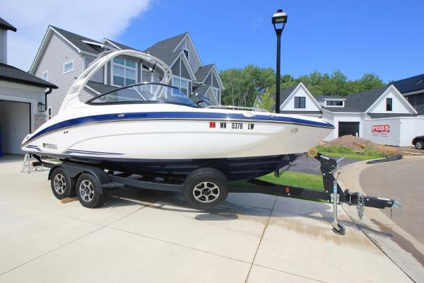 Yamaha Boats 212 Limited S 2019 Yamaha Boats 212 Limited S on trailer in residential driveway.