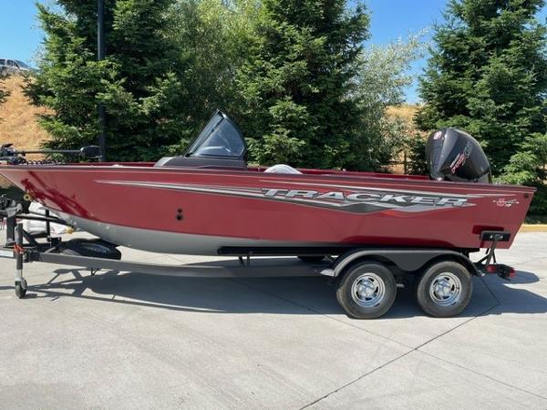 Tracker Targa V-19 WT 2024 Tracker Targa V-19 WT boat in red on a trailer.