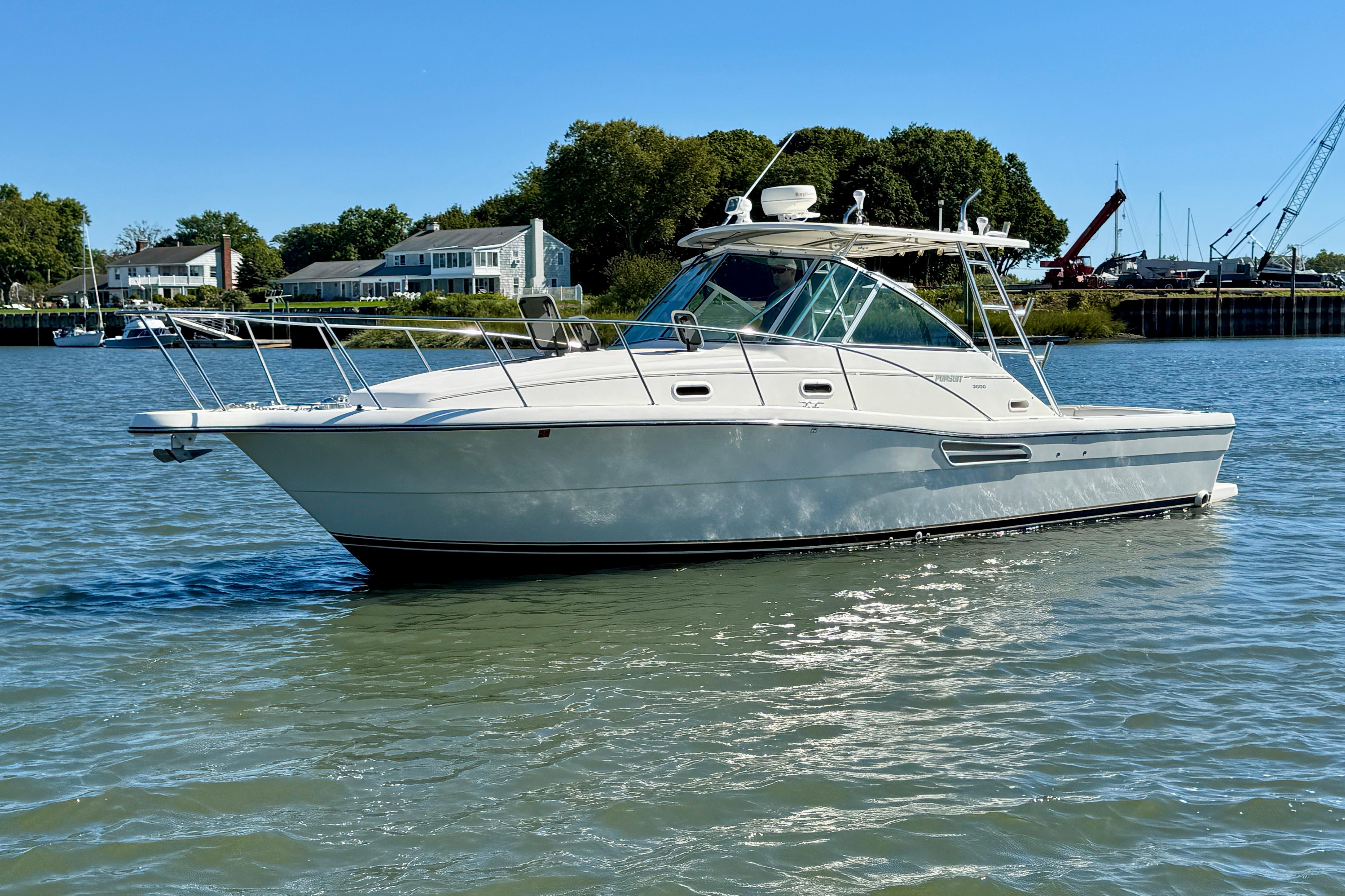 2000 Pursuit 3000 Express