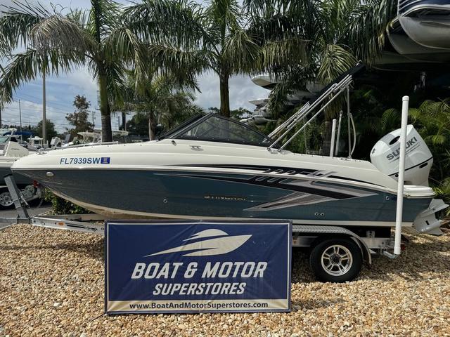 Stingray 201DC 2021 Stingray 201DS boat displayed at Boat & Motor Superstores, surrounded by palm trees.