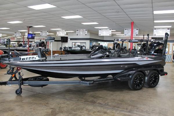 Skeeter FXR21L 2025 Skeeter FXR21L bass boat displayed indoors on a trailer.