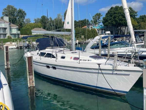 Catalina 387 Starboard bow