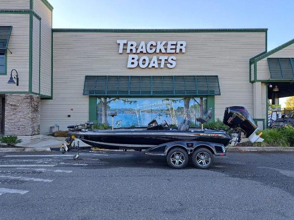 Ranger Z520R Ranger Cup Equipped 2024 Ranger Z520R Ranger Cup Equipped boat outside Tracker Boats store.