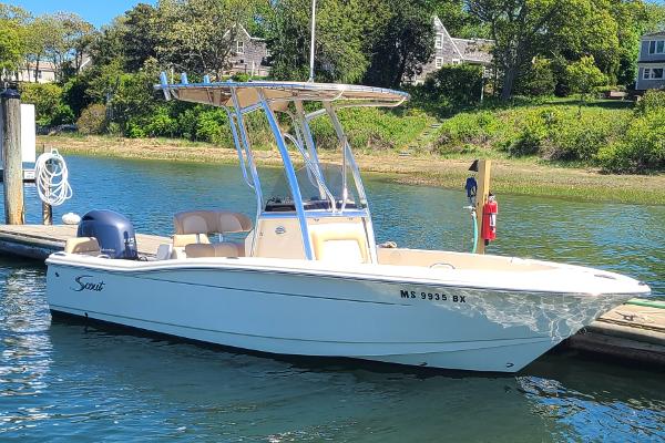 Scout 195 Sportfish 2021 Scout 195 Sportfish boat docked on a sunny day, featuring sleek design and modern amenities.