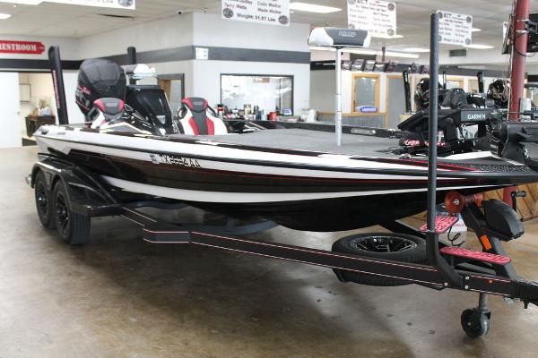 Skeeter FXR21L 2025 Skeeter FXR21L bass boat displayed indoors on a trailer.