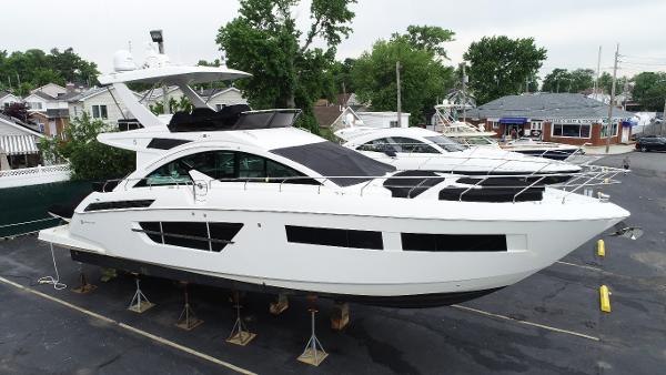 Cruisers Yachts Cantius 60 Fly