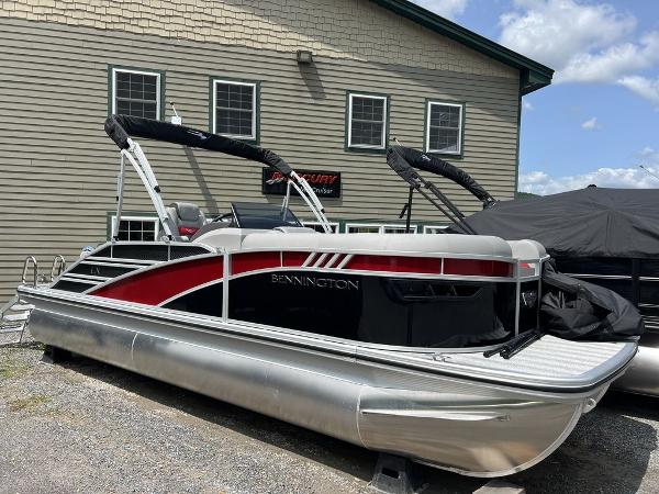 Bennington 22 LXSB 2025 Bennington 22 LXSB pontoon boat with sleek design, parked outdoors.