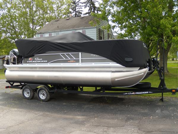 2023 Sun Tracker Party Barge 20 DLX