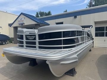 2025 Bennington M Swingback 22 MSB Pontoon