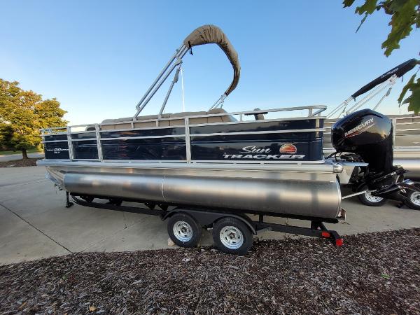 2024 Sun Tracker Fishin' Barge 20 DLX