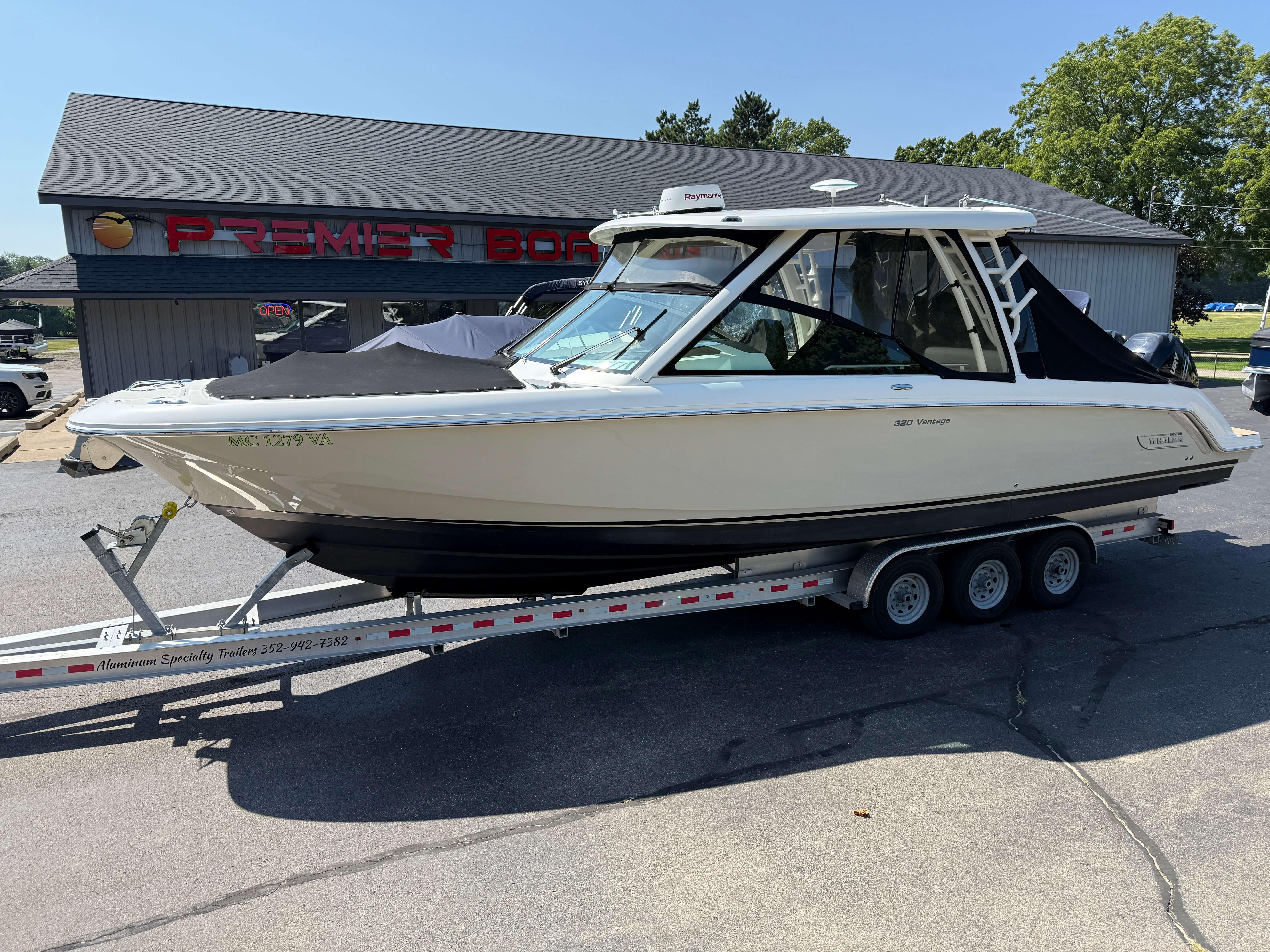 2017 Boston Whaler 320 Vantage