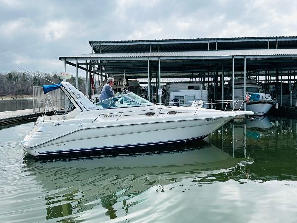 Sea Ray 290 Sundancer 1994 Sea Ray 290 Sundancer boat docked at marina.