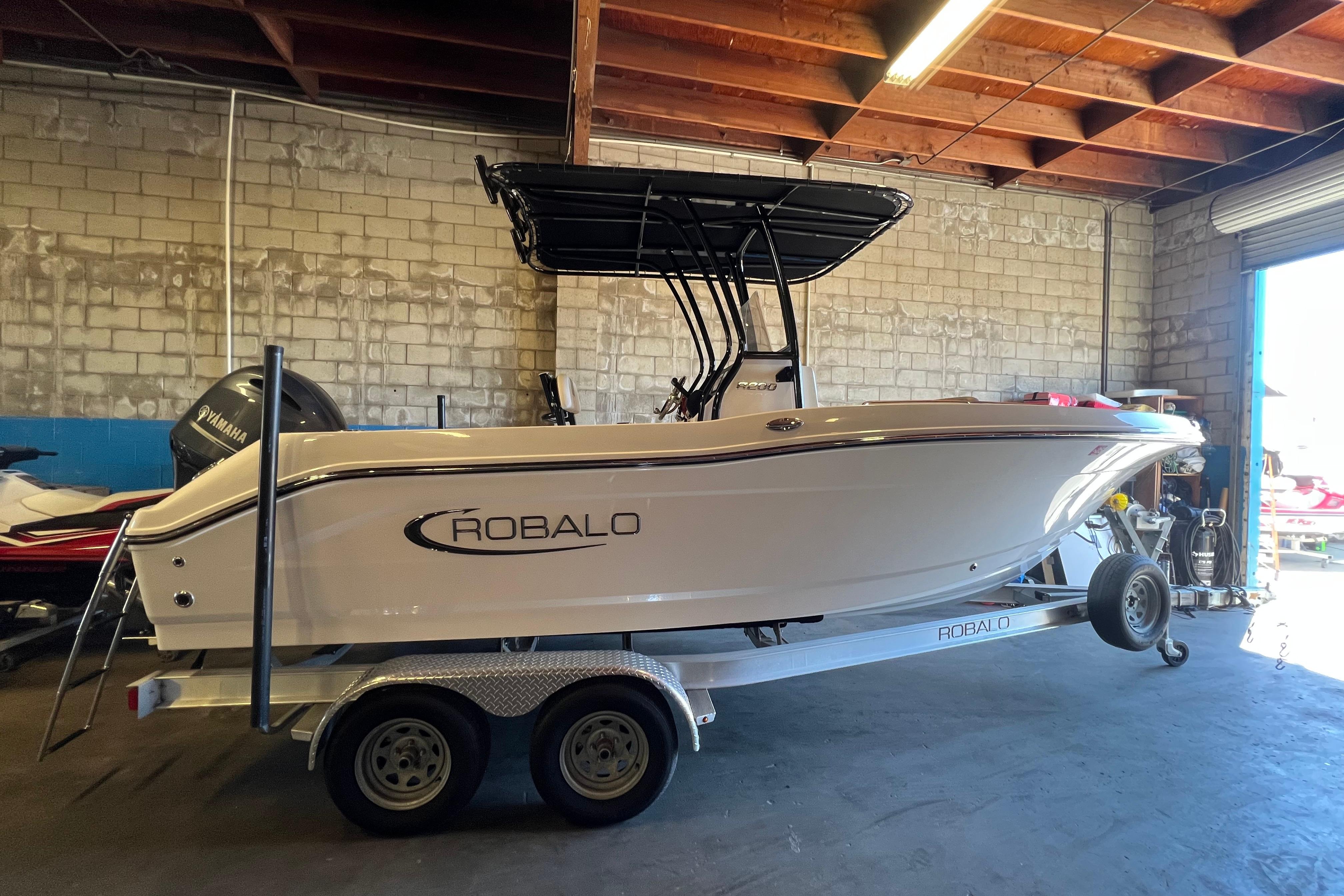 2023 Robalo R200 Center Console
