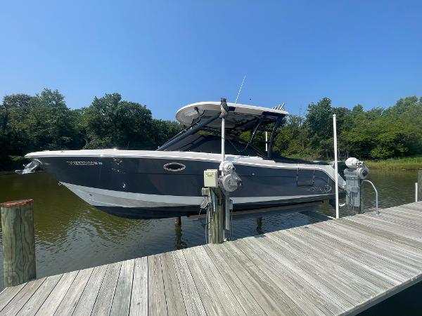 Robalo R317 Dual Console 2020 Robalo R317 Dual Console boat docked on a sunny day.