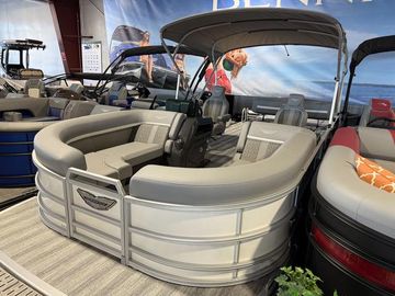 2025 Bennington M Swingback 22 MSB Tritoon