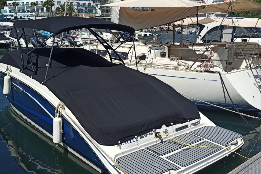 Sea Ray 270 Sundeck 2015 Sea Ray 270 Sundeck boat docked with black cover in marina.