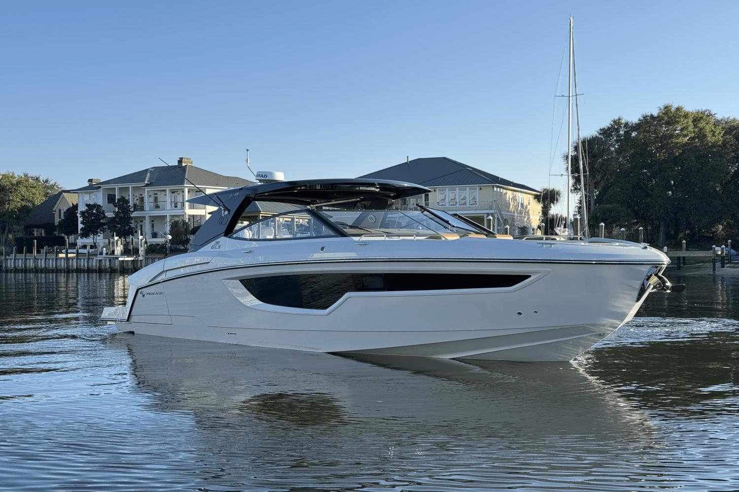 2025 Cruisers Yachts 38 GLS Outboard