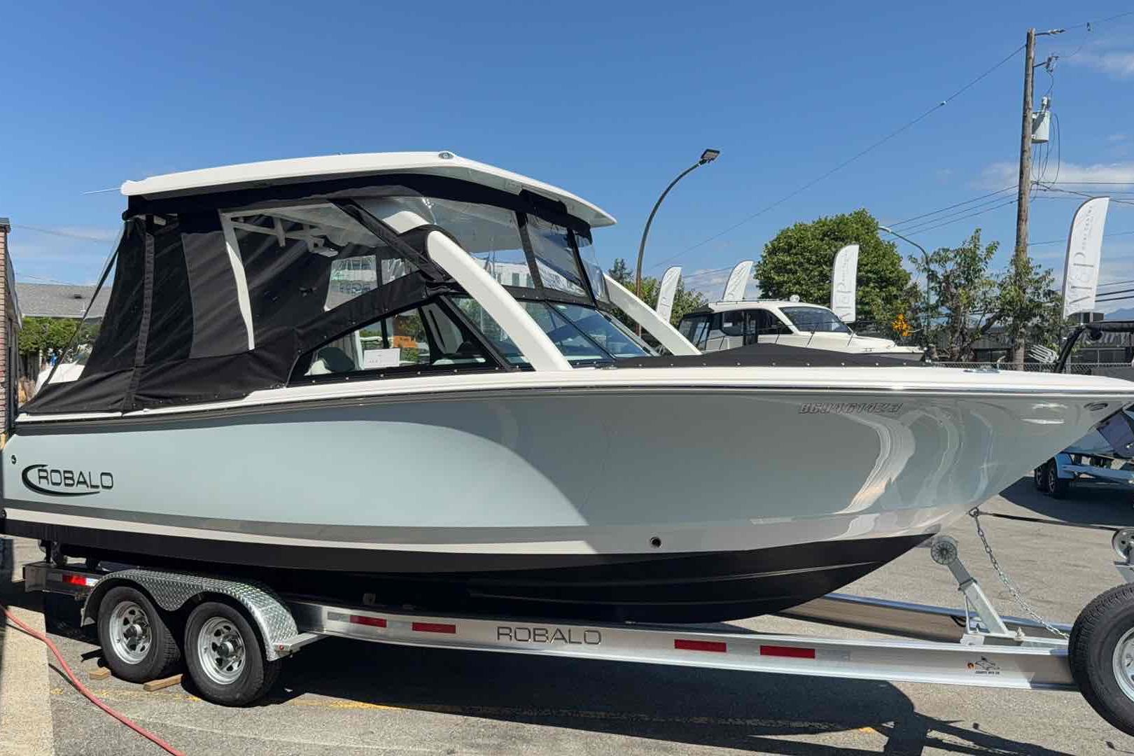 2025 Robalo R257 Dual Console