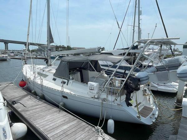 Jeanneau Sun Odyssey 45.2 1998 Jeanneau Sun Odyssey 45.2 sailboat docked at marina, featuring sleek design and spacious deck.