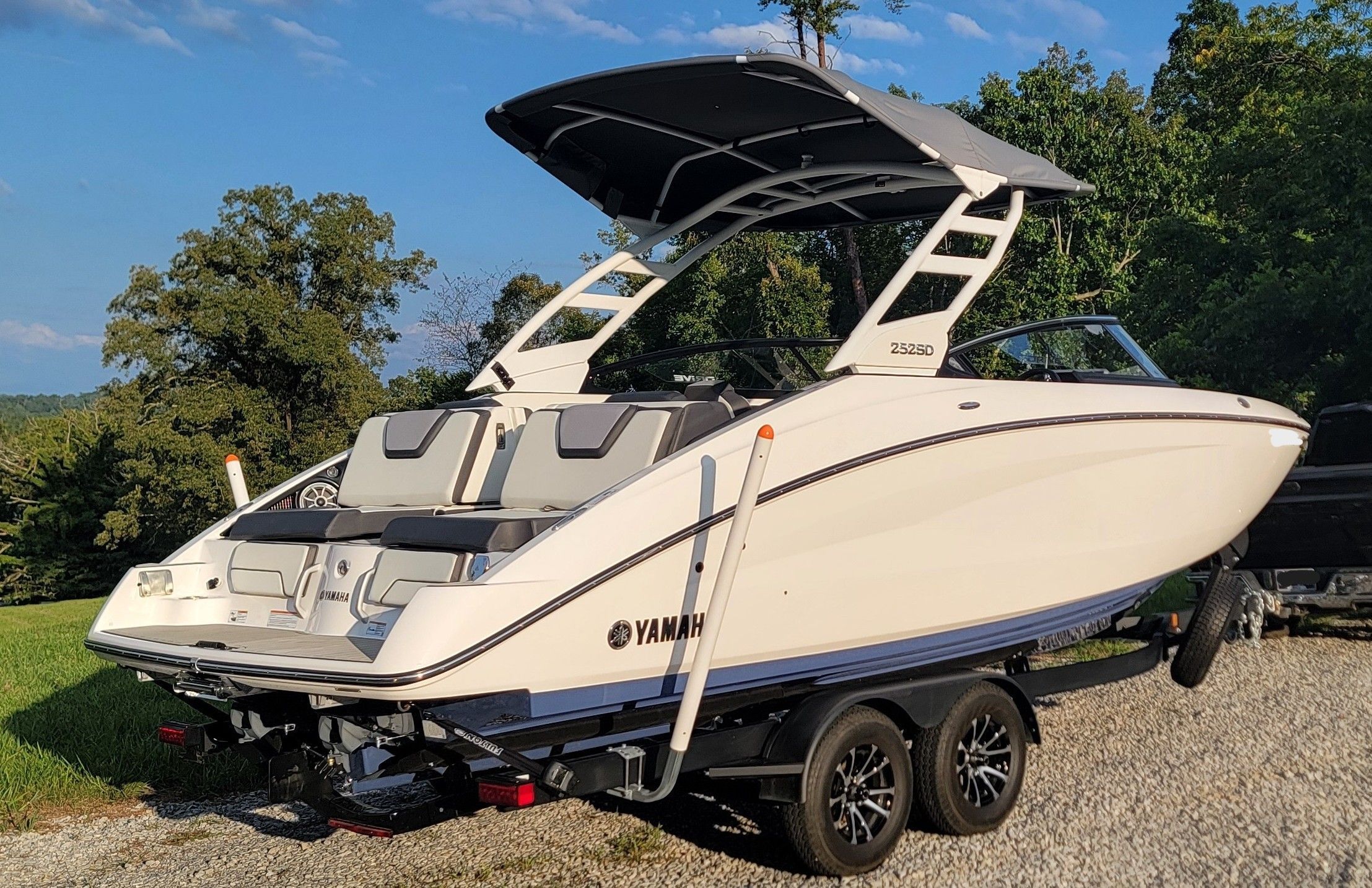 2023 Yamaha Boats 252SD