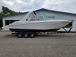 Four Winns 290 Horizon 2006 Four Winns 290 Horizon boat on trailer outside marine dealership.