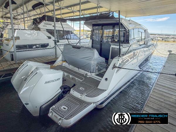 Four Winns Vista 355 Coupe OB 2021 Four Winns Vista 355 Coupe OB docked, featuring Mercury outboard engines.