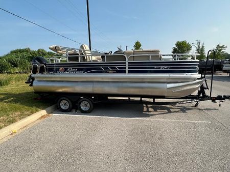 2022 Sun Tracker Fishin' Barge 20 DLX, Milford Ohio 