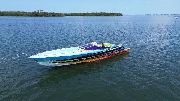 Outerlimits 39 Quattro 2008 Outerlimits 39 Quattro speedboat with vibrant colors on calm water.