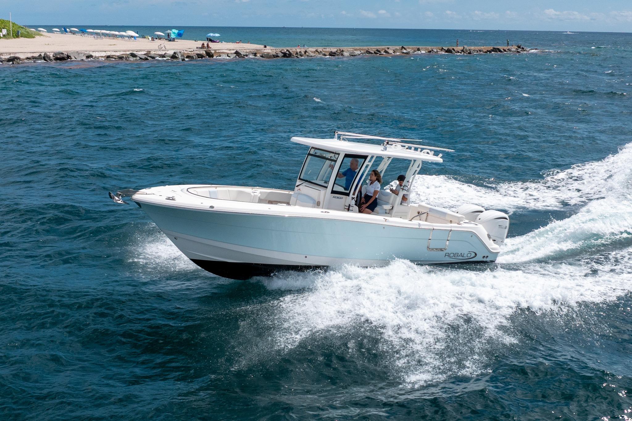 2023 Robalo R302 Center Console