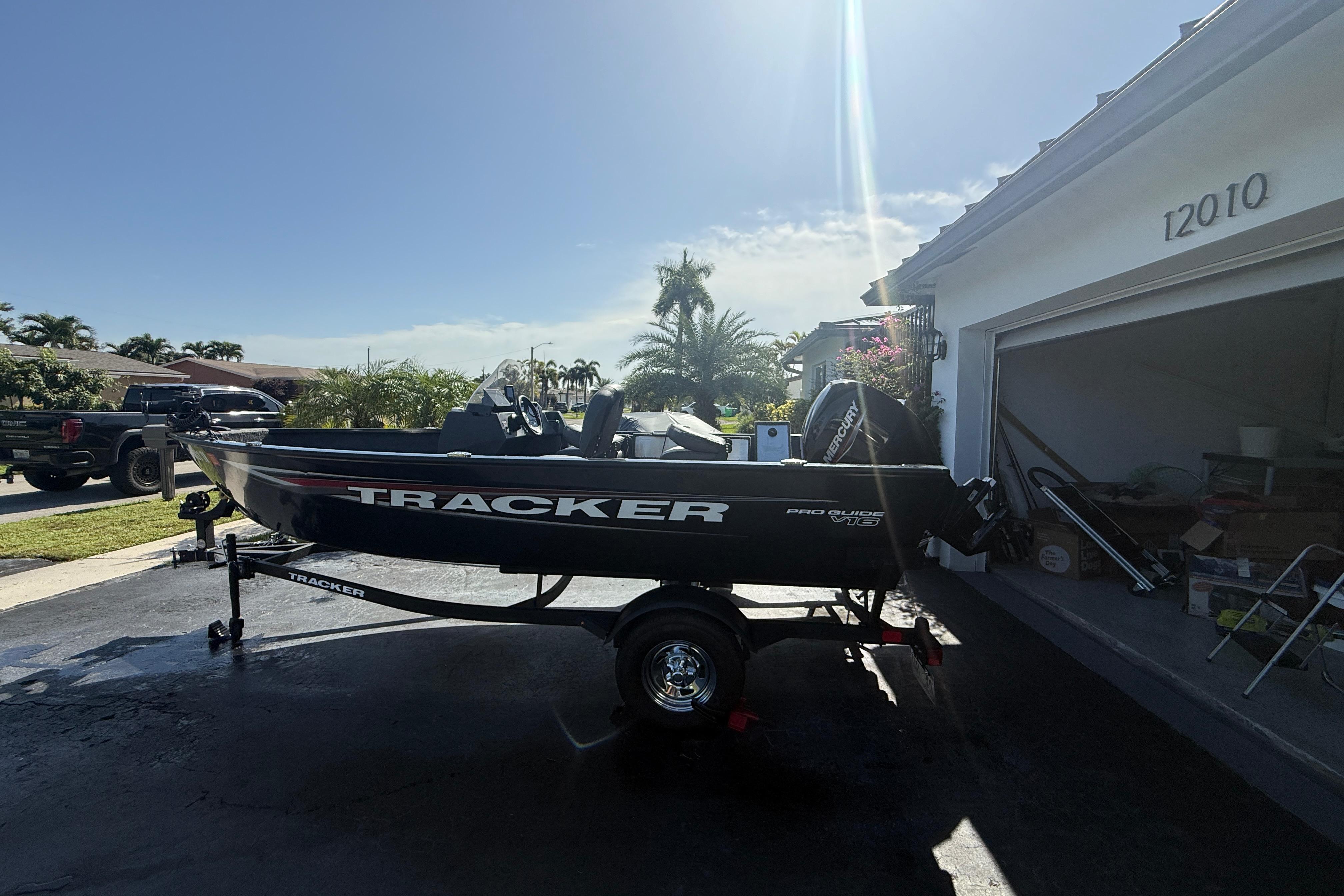 2025 Tracker Pro Guide V-16 SC