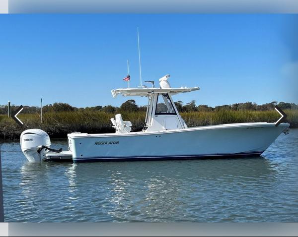 Regulator 28 Forward Seating 2021 Regulator 28FS boat on water with Yamaha outboard motor.