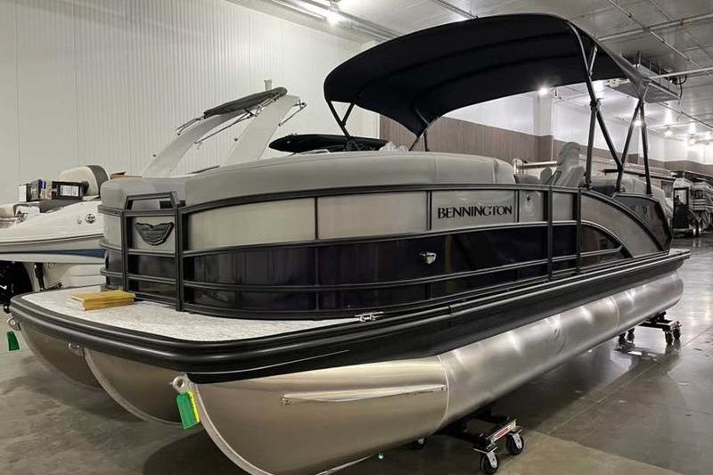 Bennington 22M Fastback SE 2025 Bennington 22M Fastback SE pontoon boat in a showroom, featuring sleek design and canopy.