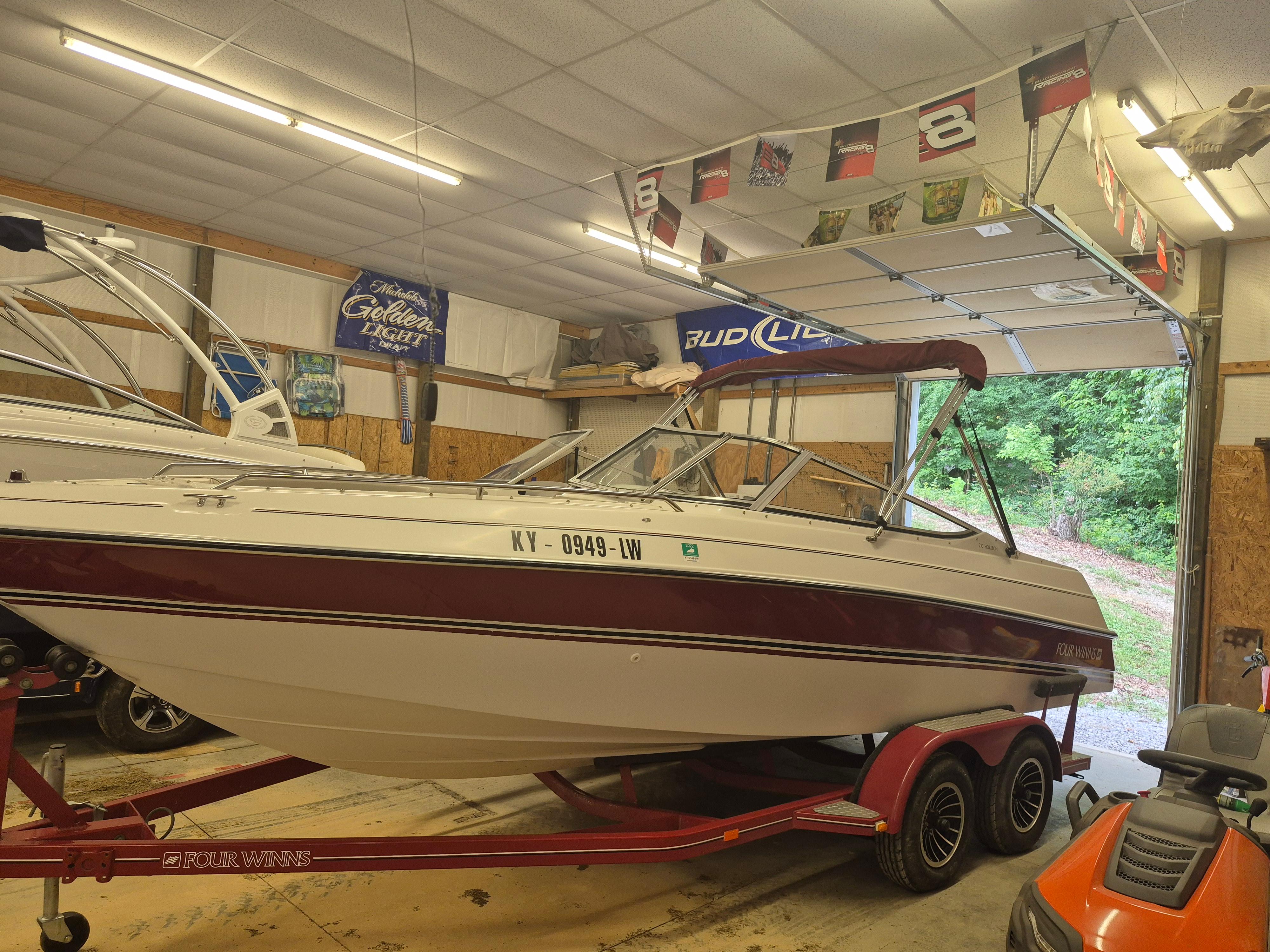 Four Winns 210 Horizon 1993 Four Winns 210 Horizon boat on trailer in garage.
