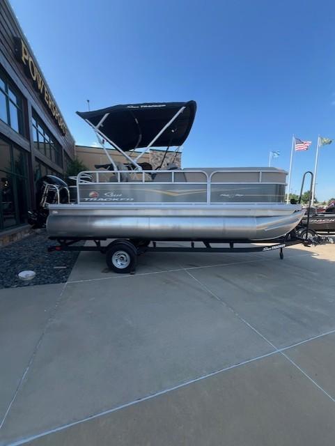 2025 Sun Tracker Party Barge 18 DLX