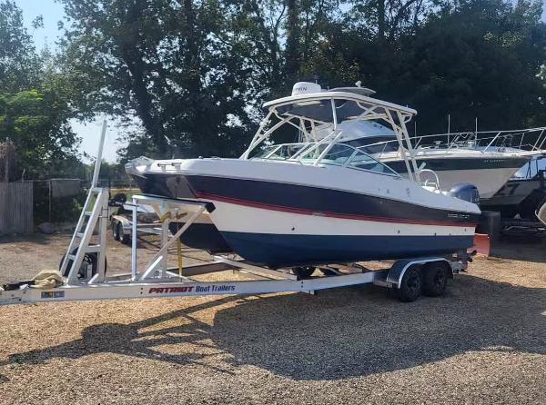 World Cat 230 SD 2024 World Cat 230 SD boat on trailer in outdoor setting.