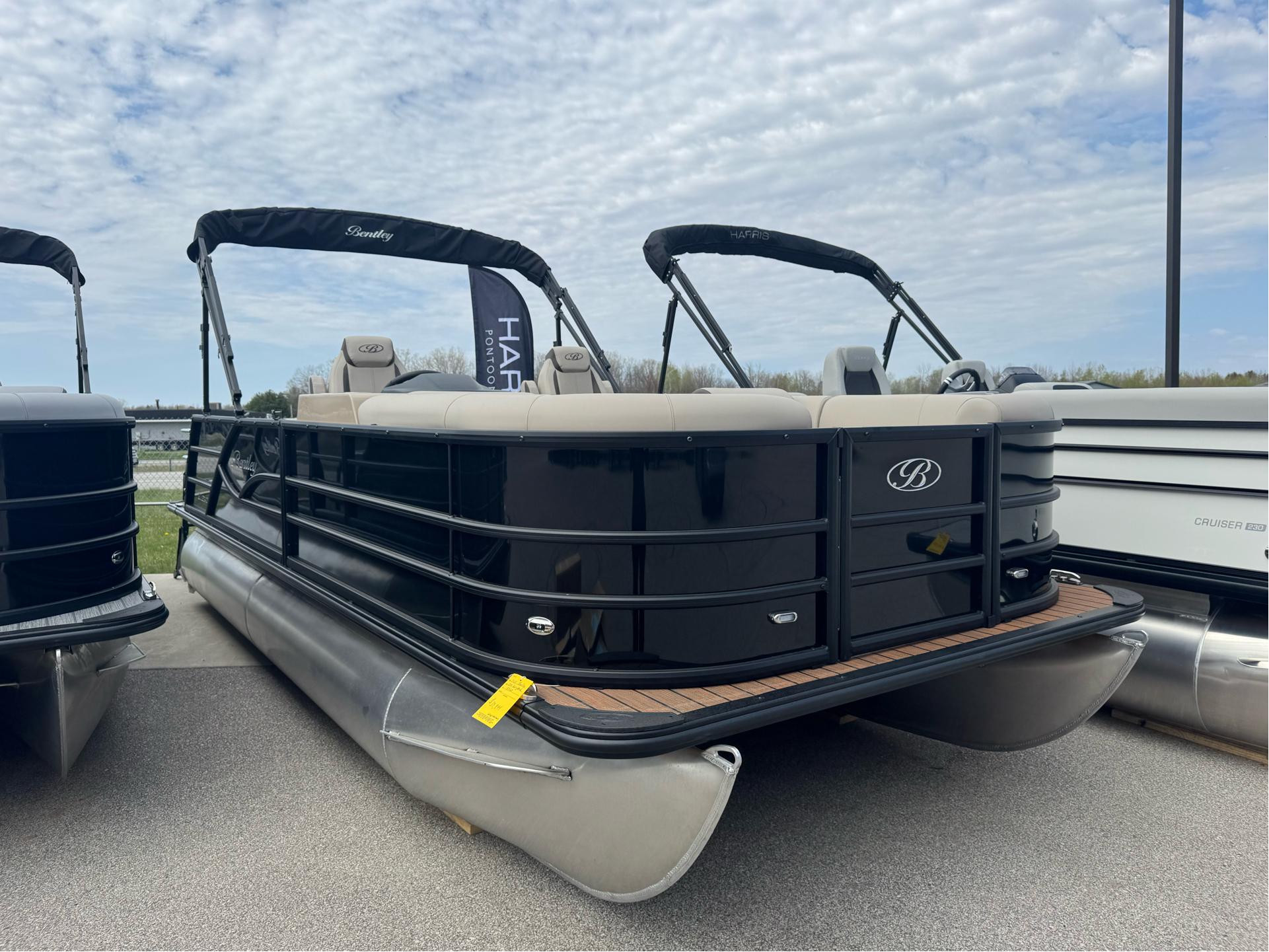 2025 Bentley Pontoons Legacy 200 Swingback