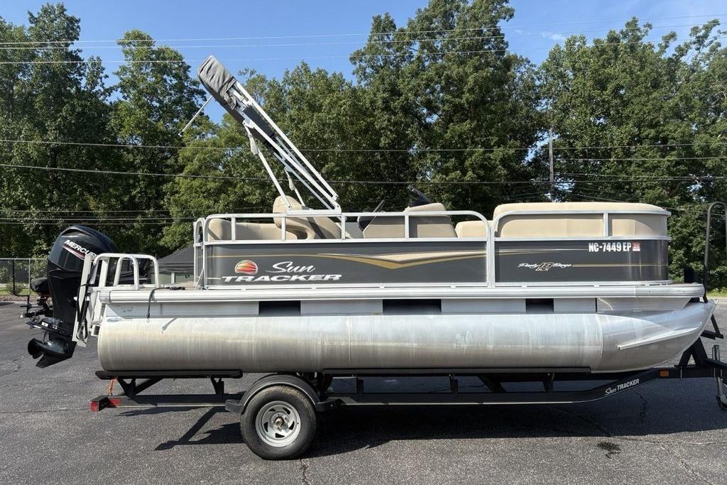 2021 Sun Tracker Party Barge 18 DLX
