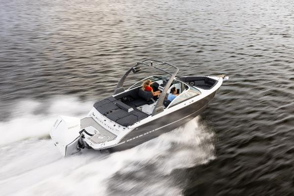 Four Winns H2 OB 2023 Four Winns H2 OB boat cruising on water.