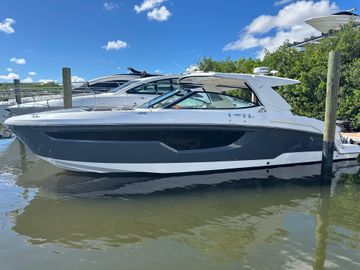 2022 Cruisers Yachts 38 GLS