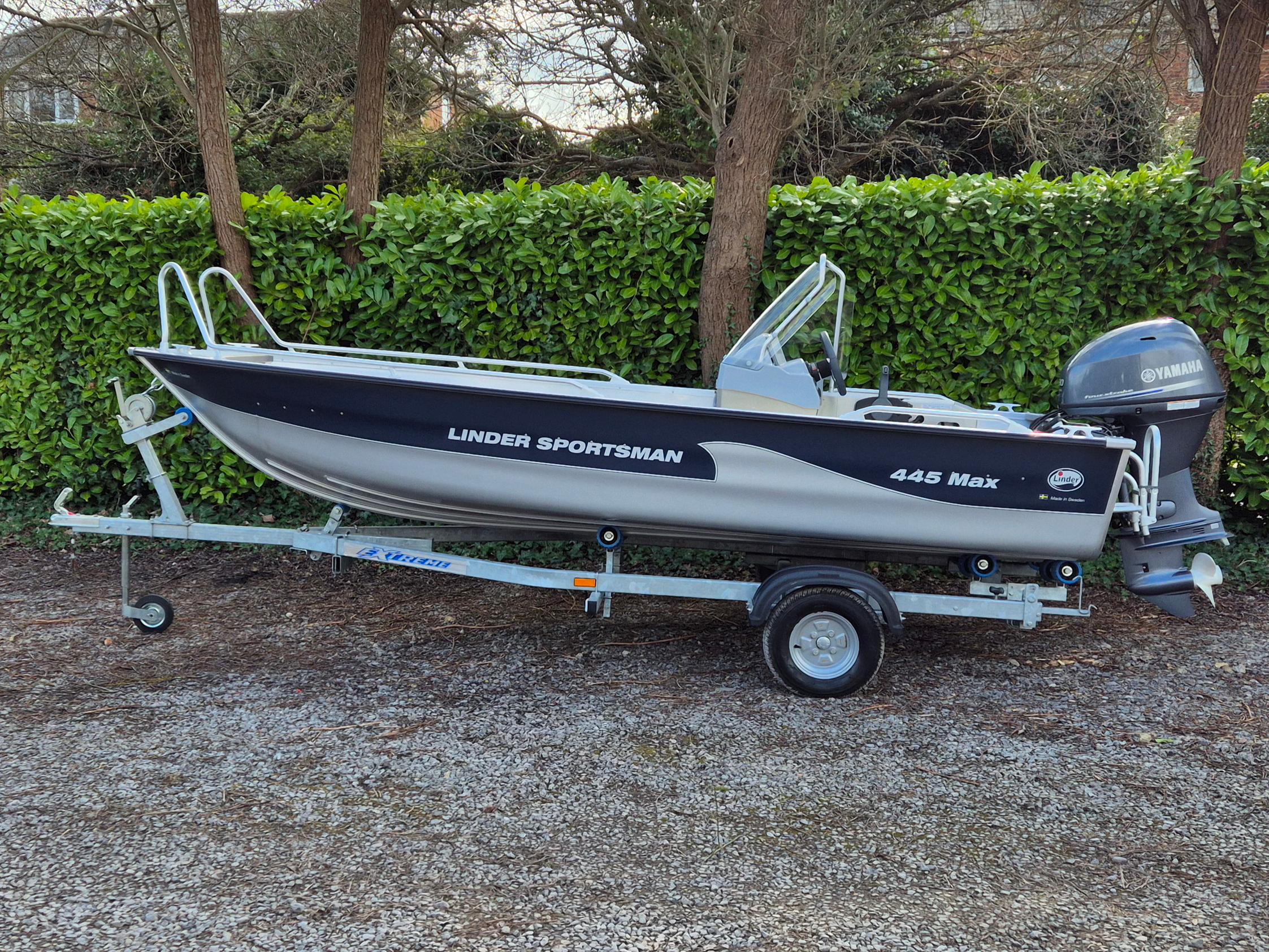 Linder Sportsman 445 Max 2022 Linder Sportsman 445 Max boat on trailer, parked outdoors.