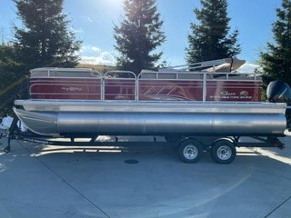 Sun Tracker Party Barge 22 RF XP3 2025 Sun Tracker Party Barge 22 RF XP3 pontoon boat on trailer, parked outdoors.