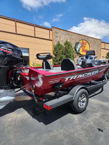 Tracker Pro Team 195 Tournament Edition 2025 Tracker Pro Team 195 Tournament Edition boat outside Bass Pro Shop.
