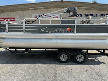 2016 Sun Tracker Fishin' Barge 22 DLX