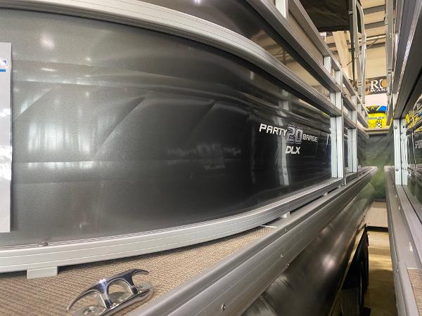 Sun Tracker Party Barge 20 DLX 2024 Sun Tracker Party Barge 20 DLX pontoon boat in showroom.