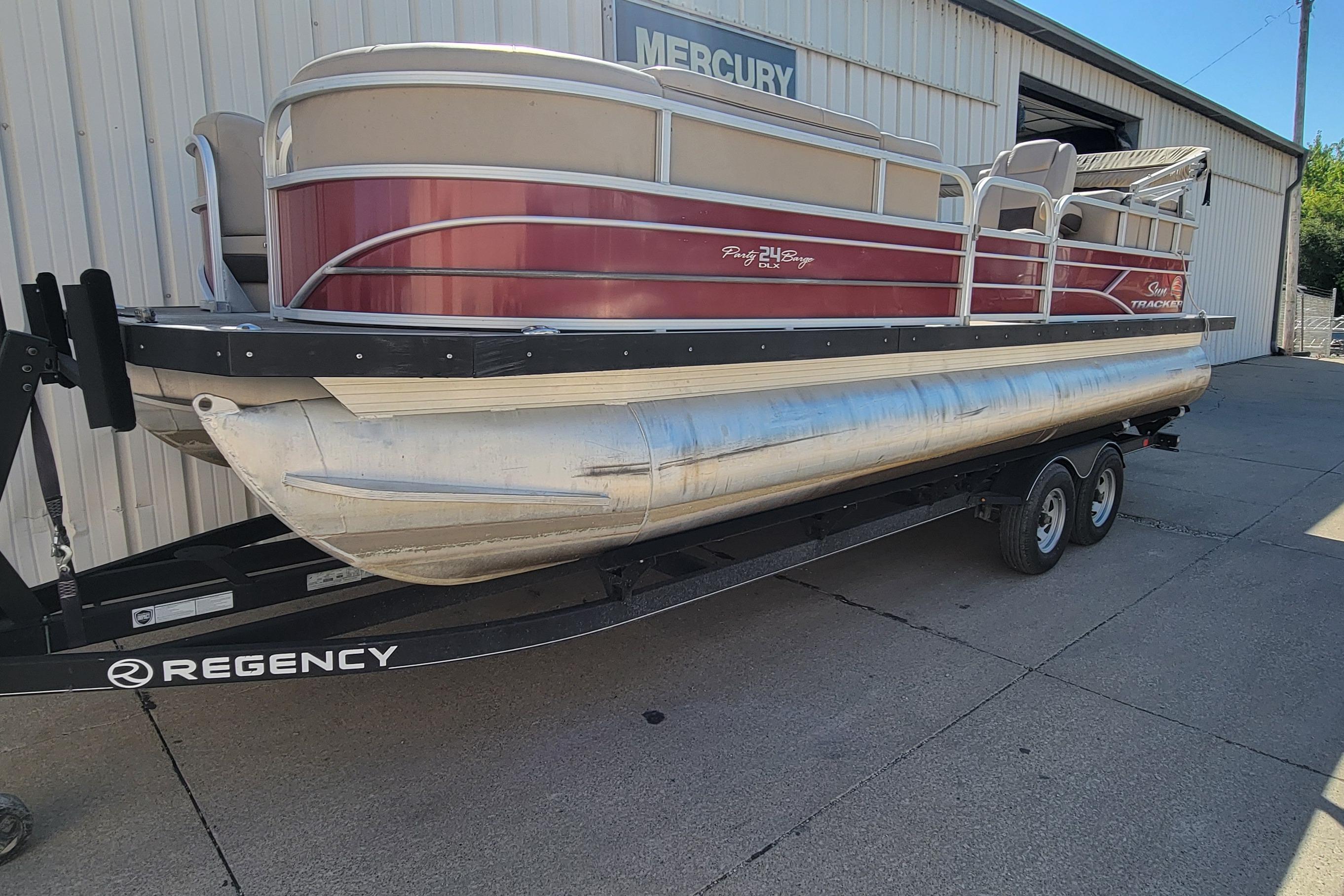 Sun Tracker Party Barge 24 DLX 2019 Sun Tracker Party Barge 24 DLX pontoon boat on trailer.