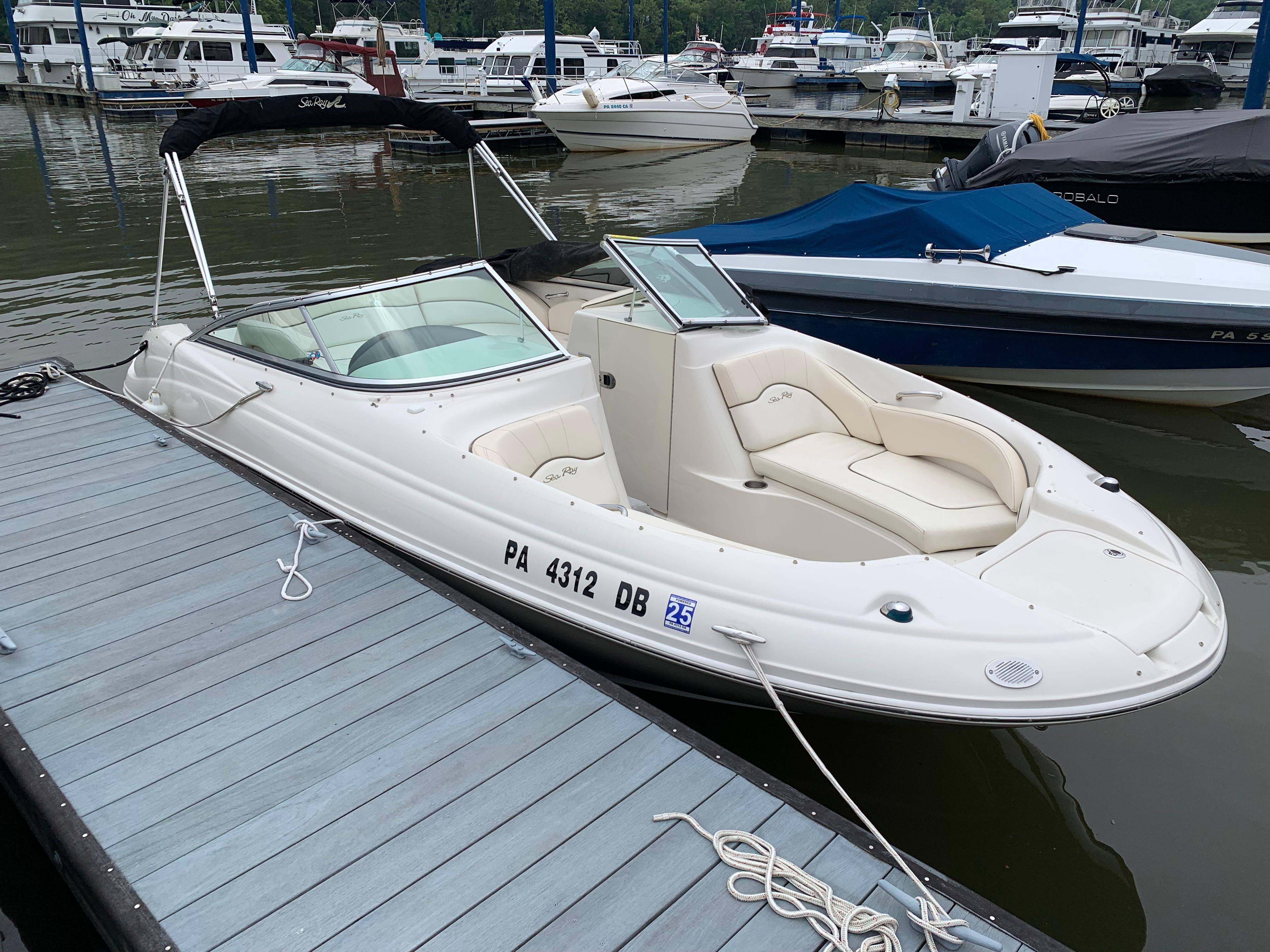 Sea Ray 200 Sundeck 2008 Sea Ray 200 Sundeck boat docked at marina, featuring sleek design and comfortable seating.