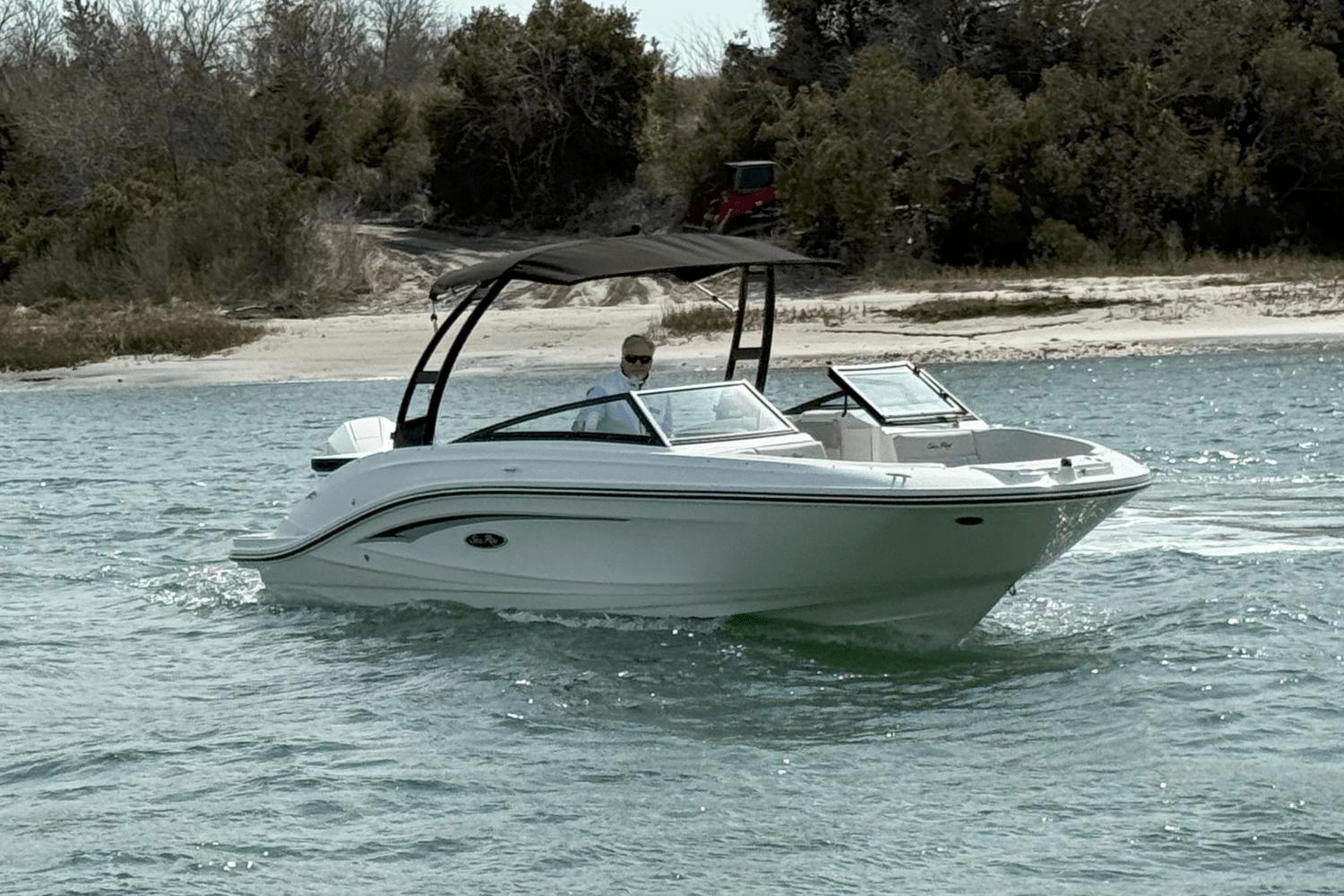 2025 Sea Ray SPX 230 Outboard