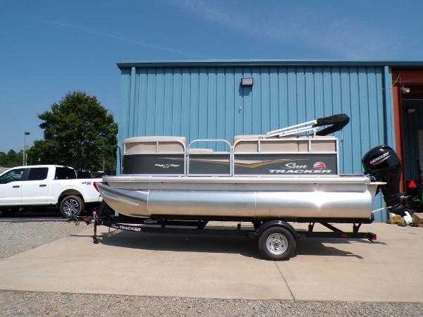2025 Sun Tracker Party Barge 16 DLX