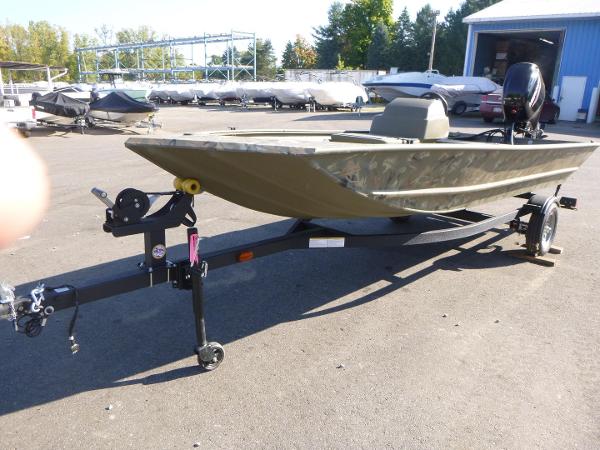 Tracker Grizzly 1648 SC 2024 Tracker Grizzly 1648 SC boat on trailer in outdoor lot.