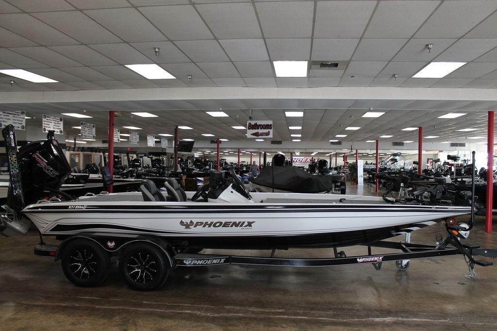 Phoenix 921 Elite II 2024 Phoenix 921 Elite II boat displayed in a showroom, side view.